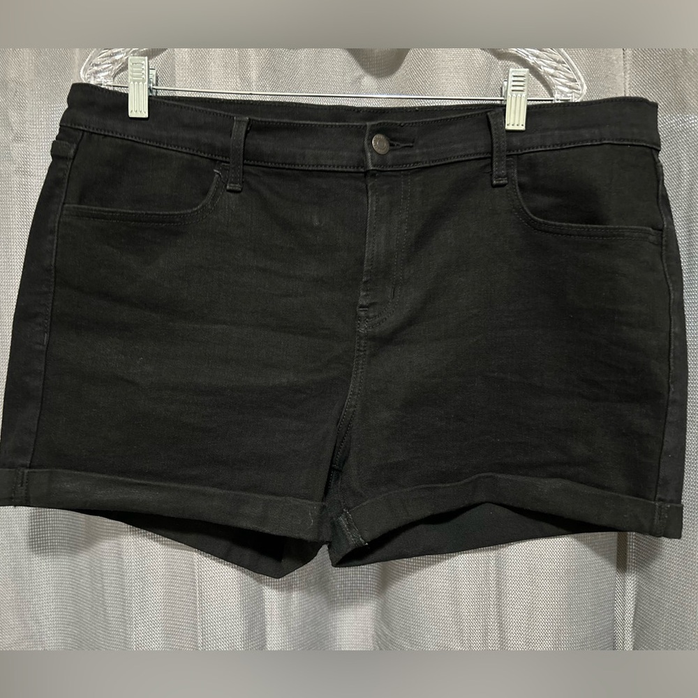 Old Navy WOW mid-rise Black Denim Shorts (1)